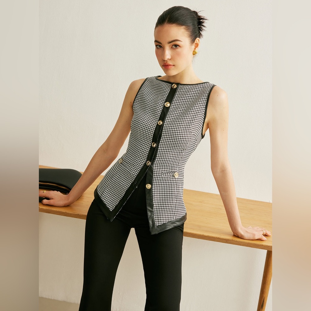 Commense Black & White Houndstooth Sleeveless Button-Front Top